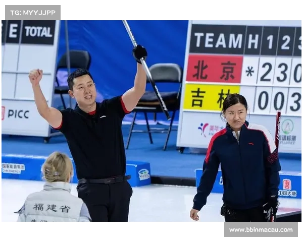 周洋指导小将训练提升爆发力助力冬奥备战培养年轻冰雪人才 周洋指导小将训练提升爆发力助力冬奥备战培养年轻冰雪人才